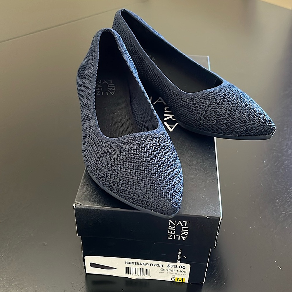 New In Box, Navy Naturalizer knit flats. size 6.